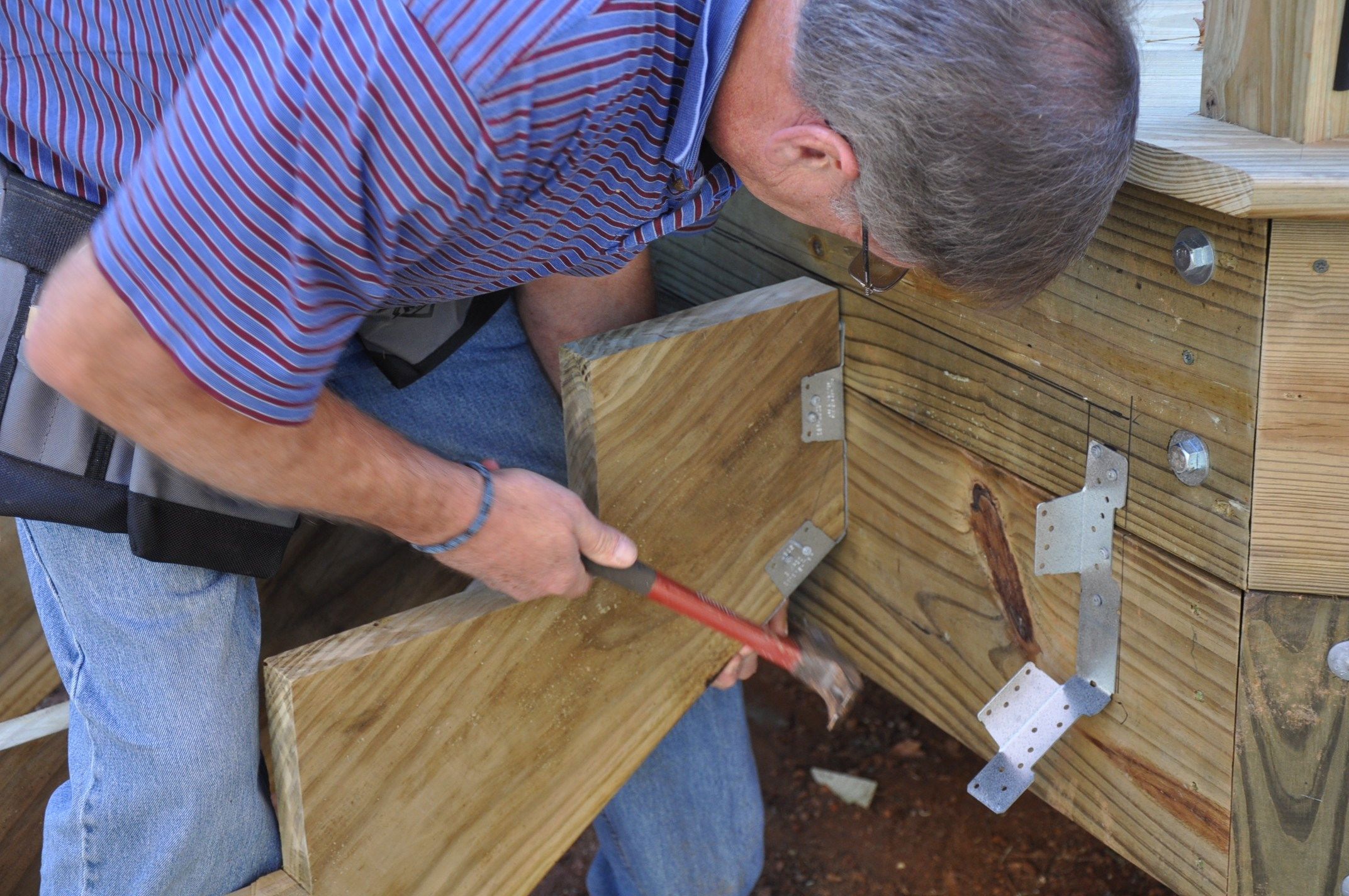 Make sure the top of the stringers are level.